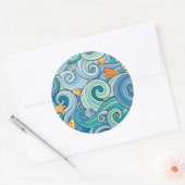 Vis onder het Waves Pattern Ronde Sticker (Envelop)