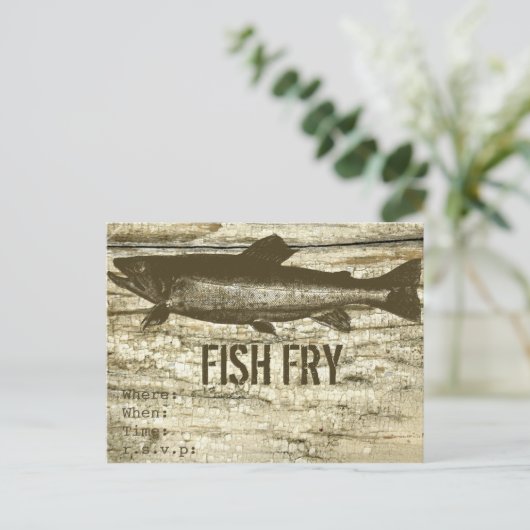 Vis op een oude houten plank met texturen briefkaart (Staand voorkant)