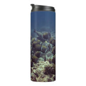 Vis op koraalrif in de oceanische achtergrond, kle thermosbeker (Geroteerd rechts)