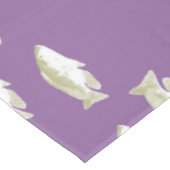 Vis op paars tafelkleed (Gekanteld)
