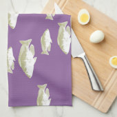 Vis op paars theedoek (Quarter Fold)