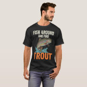 Vis rondzwemmen en vind forel – Grappige visgrappe T-shirt (Voorkant volledig)