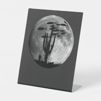 Vis van de maanverlichte hemel reclamebord met voetstuk