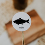 Vis Weddenschap Keuze Ronde Sticker<br><div class="desc">Deze stickers voor de keuze van vistrouwmaaltijden zijn perfect voor een rustige bruiloft. Het ontwerp bevat een vispictogram met onderstaande schaalnaam (optioneel). Kruis deze aan op de voor- of achterkant van je gasten zodat ze de juiste maaltijd bij je receptie krijgen.</div>