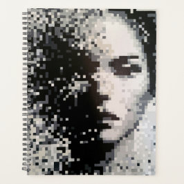 Visage en pixel art noir et blanc planner