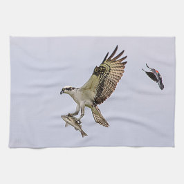 Visarend die door een rode gevleugelde merel theedoek