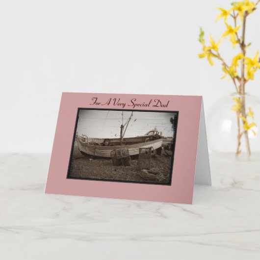 Visboot kreeft potten op kiezelstrand aan zee kaart (Gele Bloem)
