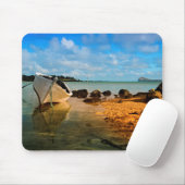Visboot op Mauritiaans strand met eilandje Muismat (Met muis)