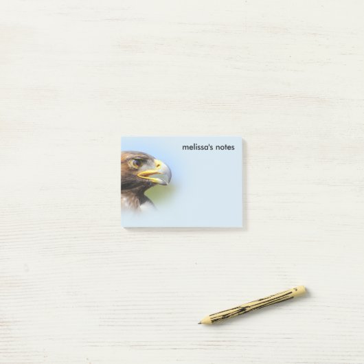 Visie op een mooie jonge Golden Eagle Post-it® Notes (Op bureau)