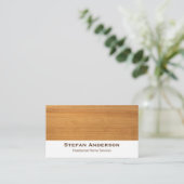 Visitekaartje met een houten achtergrond. (Staand voorkant)