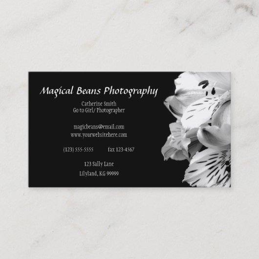 Visitekaartje met het profiel Black and White Lily (Voorkant)