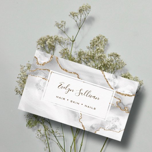 visitekaartje van witte en goudmage