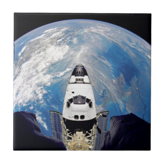 Visoogpunt van Spaceshuttle Atlantis in de baan om Tegeltje