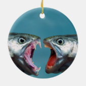 Vissen schreeuwen naar elkaar in een schreeuwwedst keramisch ornament (Achterkant)