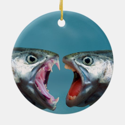 Vissen schreeuwen naar elkaar in een schreeuwwedst keramisch ornament (Achterkant)