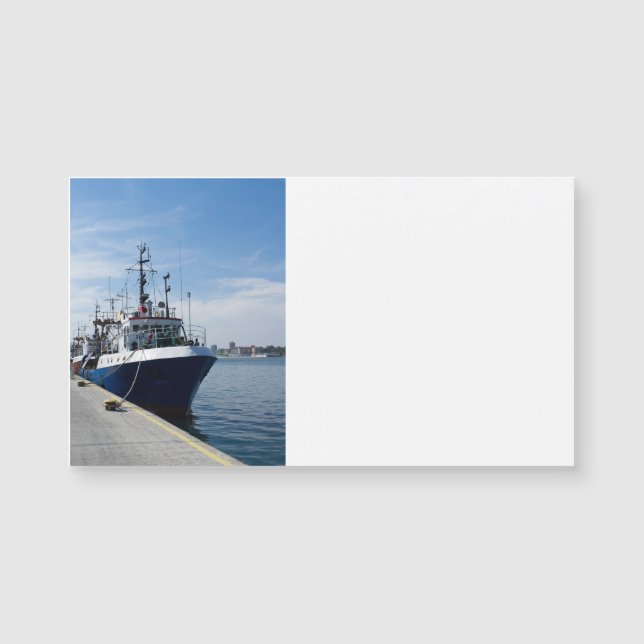 Vissende boot bij aanmeren (Voorkant)