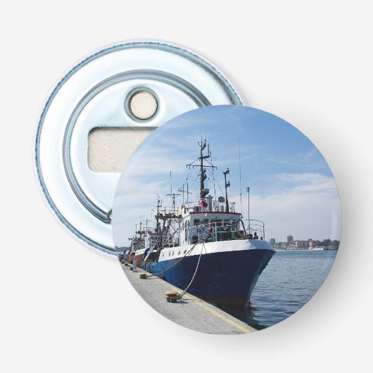 Vissende boot bij aanmeren button flesopener (Voorkant)