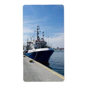 Vissende boot bij aanmeren etiket
