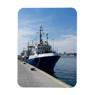 Vissende boot bij aanmeren magneet