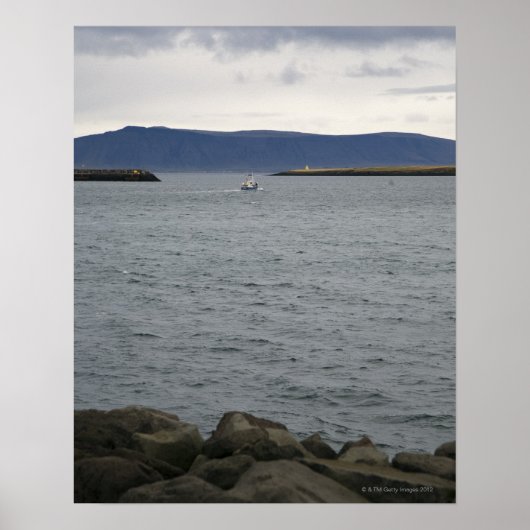 Vissende boot die de haven verlaat, Reykjavik, IJs Poster (Voorkant)
