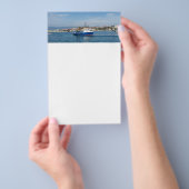 Vissende boot die naar het zee gaat flyer (Hand)