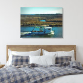 Vissende boot in de Bayou Canvas Afdruk (Insitu (Slaapkamer))