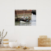 Vissende boot in Le Tréport in Frankrijk Poster (Keuken)
