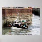 Vissende boot in Le Tréport in Frankrijk Poster (Voorkant)