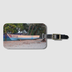 Vissende boot op het strand van Tamarindo, Costa R Bagagelabel