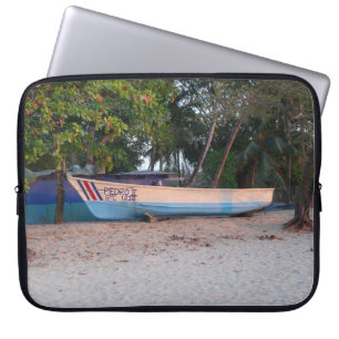 Vissende boot op het strand van Tamarindo, Costa R Laptop Sleeve