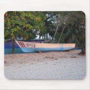 Vissende boot op het strand van Tamarindo, Costa R Muismat