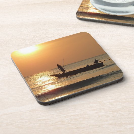 Vissende boot op zonsondergang bier onderzetter (Linkerzijde)