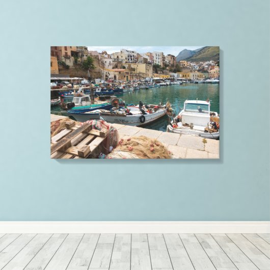 Vissende boten in de haven van Castellammare del G Canvas Afdruk (Insitu (Houten vloer))