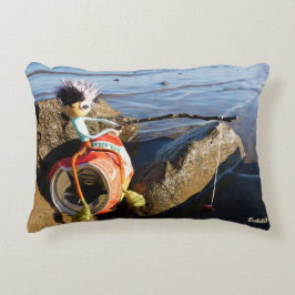 Vissende Fubby op een blikje aan de waterkant. Accent Kussen