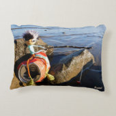 Vissende Fubby op een blikje aan de waterkant. Accent Kussen (Achterkant)