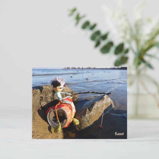 Vissende Fubby op een blikje aan de waterkant. Briefkaart (Staand voorkant)