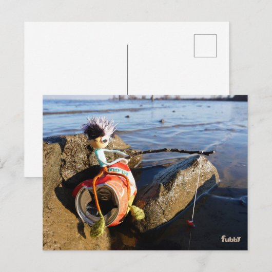 Vissende Fubby op een blikje aan de waterkant. Briefkaart (Voorkant / Achterkant)