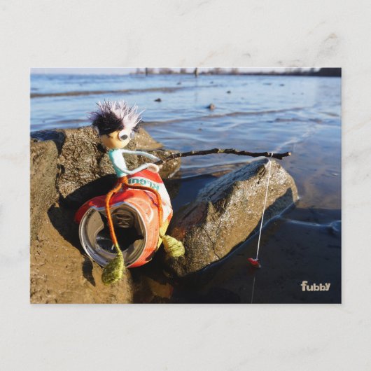 Vissende Fubby op een blikje aan de waterkant. Briefkaart (Voorkant)