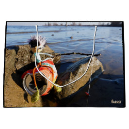 Vissende Fubby op een blikje aan de waterkant. Groot Cadeauzakje