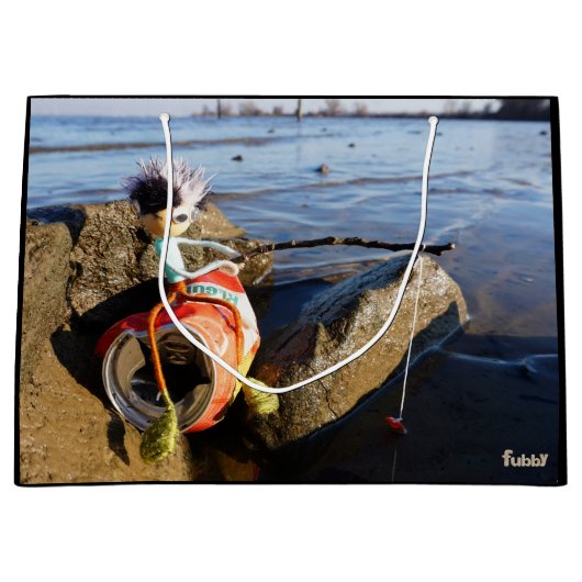 Vissende Fubby op een blikje aan de waterkant. Groot Cadeauzakje (Voorkant)