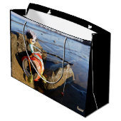 Vissende Fubby op een blikje aan de waterkant. Groot Cadeauzakje (Achterkant Gekanteld)