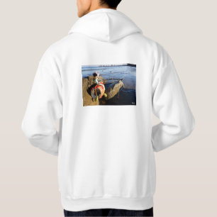 Vissende Fubby op een blikje aan de waterkant. Hoodie