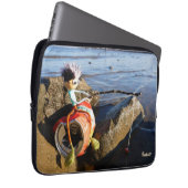 Vissende Fubby op een blikje aan de waterkant. Laptop Sleeve (Voorkant Rechts)