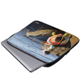 Vissende Fubby op een blikje aan de waterkant. Laptop Sleeve (Voorkant onderkant)