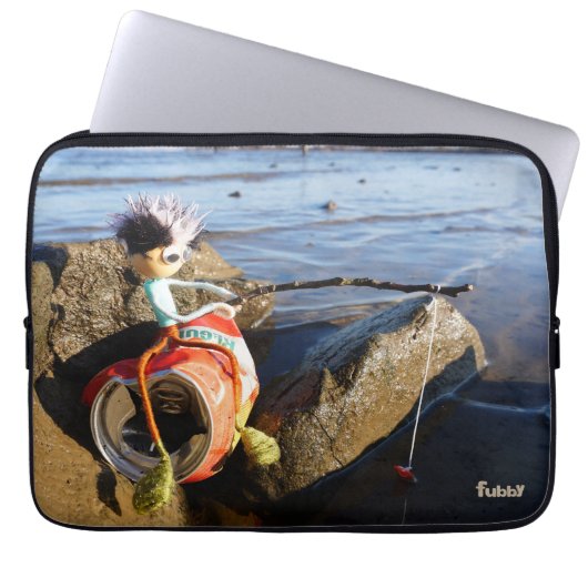 Vissende Fubby op een blikje aan de waterkant. Laptop Sleeve (Voorkant)