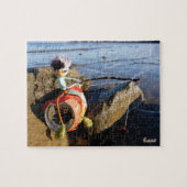 Vissende Fubby op een blikje aan de waterkant. Legpuzzel (Horizontaal)