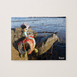 Vissende Fubby op een blikje aan de waterkant. Legpuzzel
