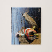 Vissende Fubby op een blikje aan de waterkant. Legpuzzel (Verticaal)