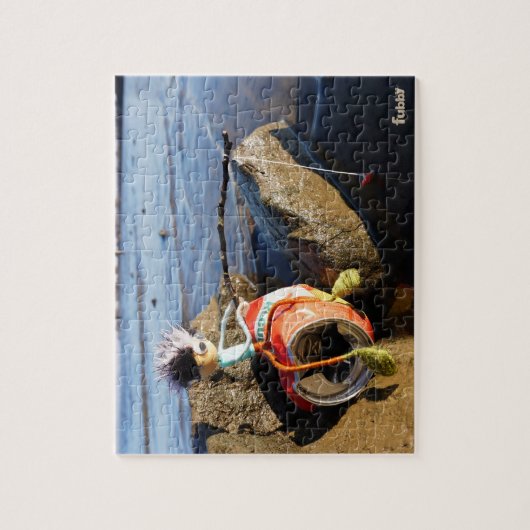 Vissende Fubby op een blikje aan de waterkant. Legpuzzel (Verticaal)
