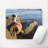 Vissende Fubby op een blikje aan de waterkant. Muismat (Met muis)